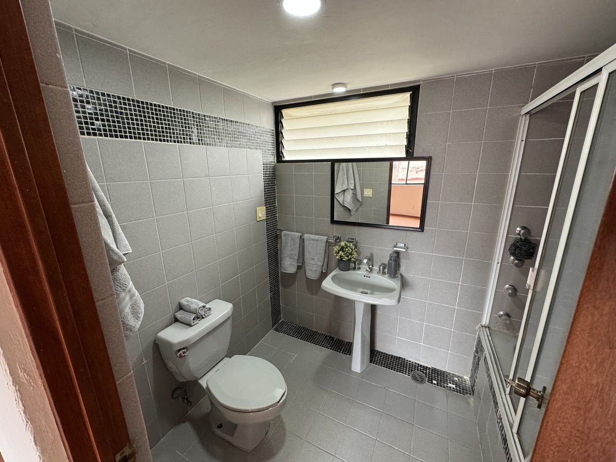 8 de 26: Baño principal