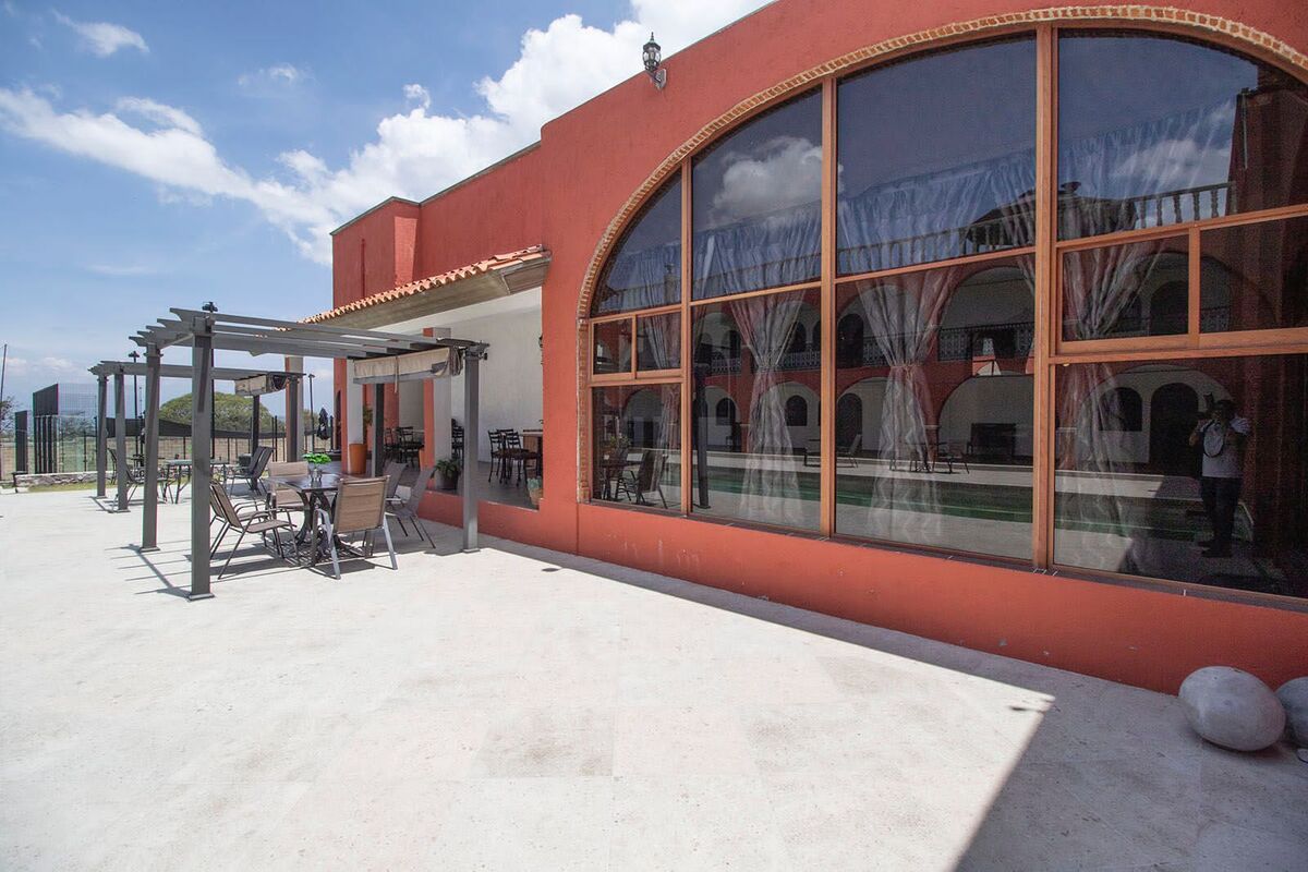 Fachada al salón