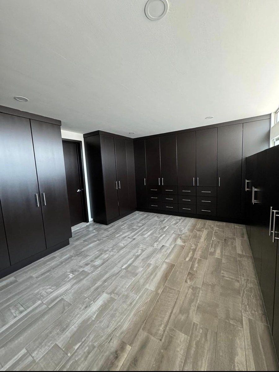 Vestidor de recámara principal, foto 18 de 32