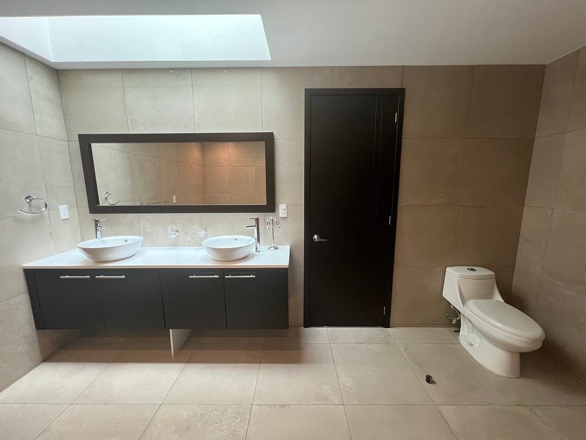 Baño de recámara principal, foto 19 de 32