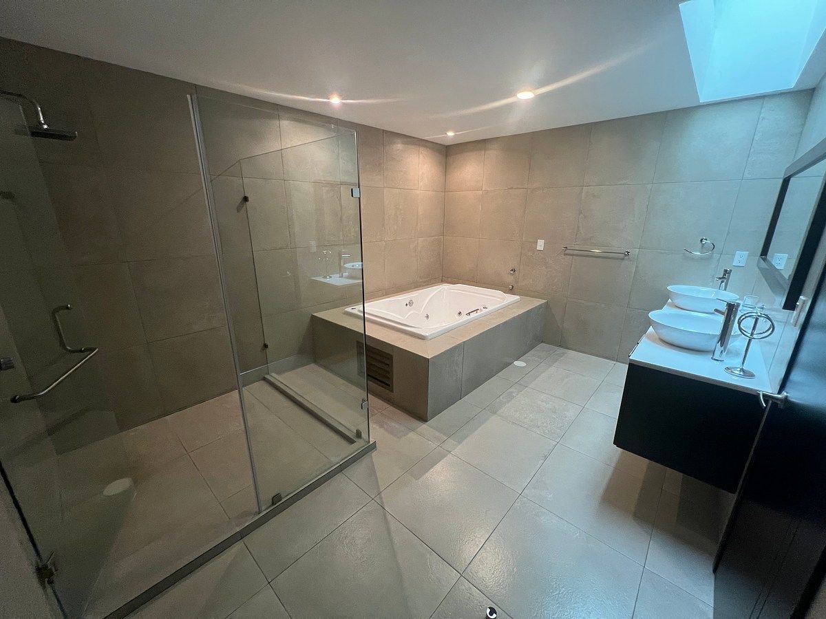 Baño de recámara principal, foto 20 de 32