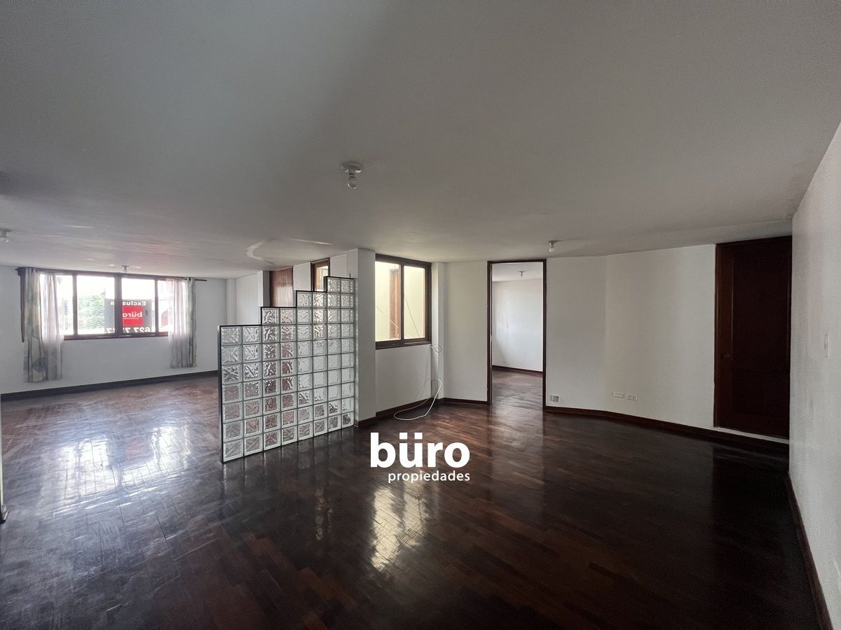 2 de 15: Sala comedor dividido por bloques de vidrio.