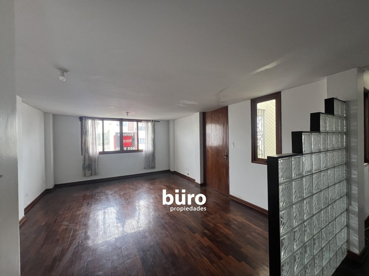 3 de 15: La sala con vista a la calle