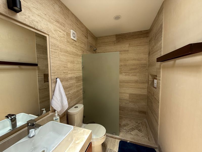 20 de 28: Baño, Segunda Habitacion