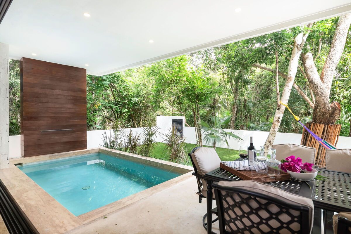 Piscina con jardín