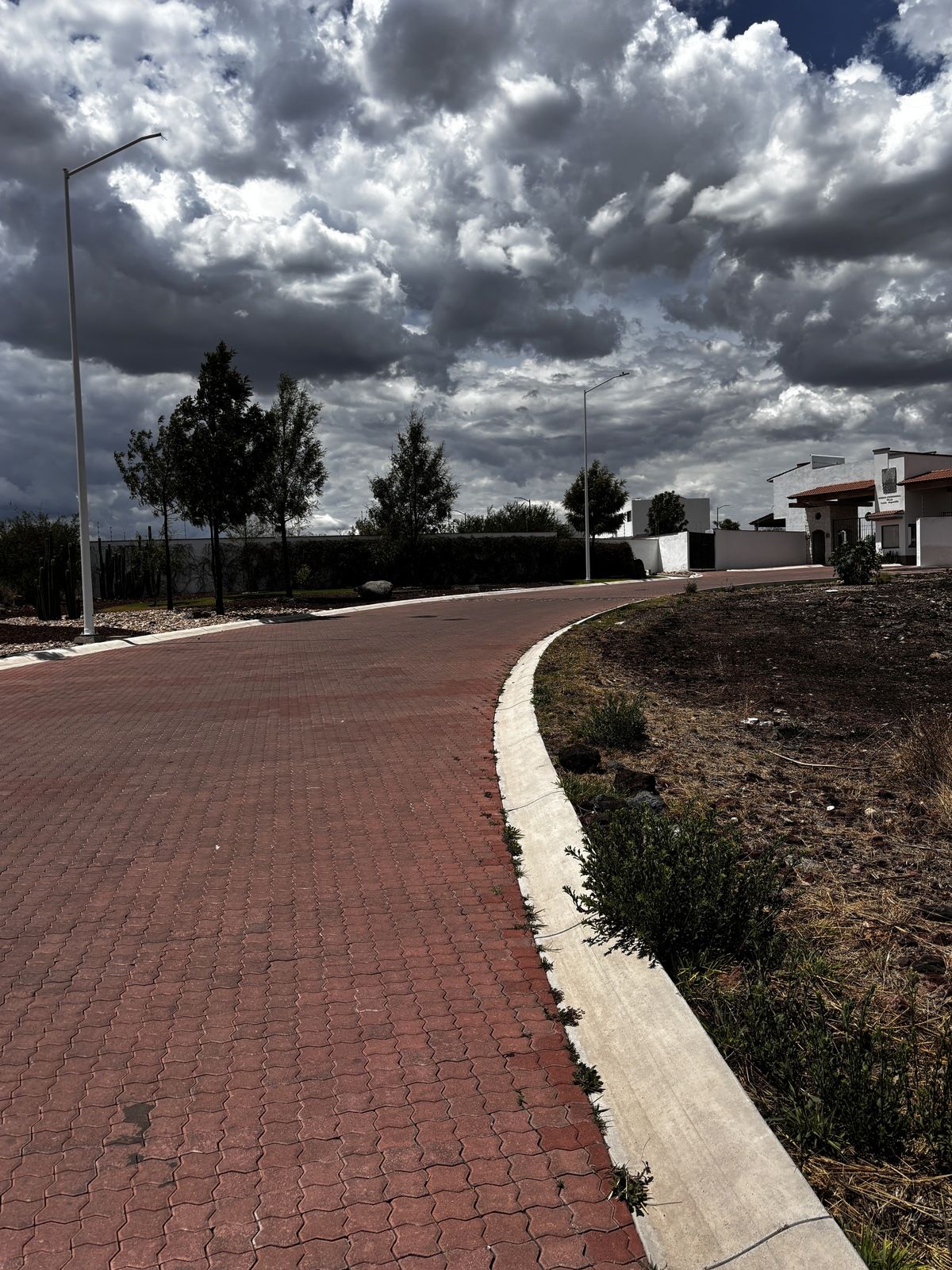 1 of 7: Vista de calle principal