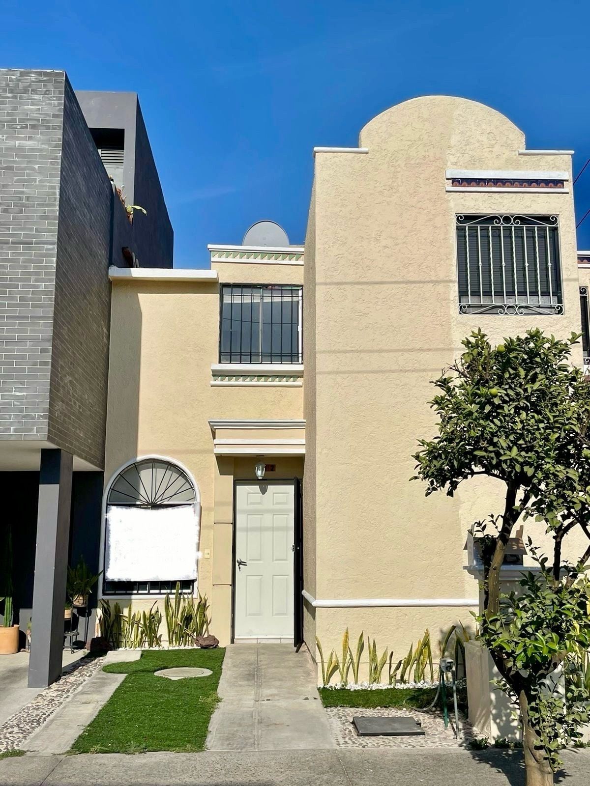 1 de 27: Vista frontal de la casa