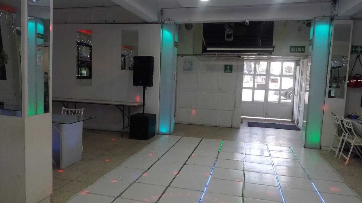 5 of 29: salon planta baja, pista iluminada