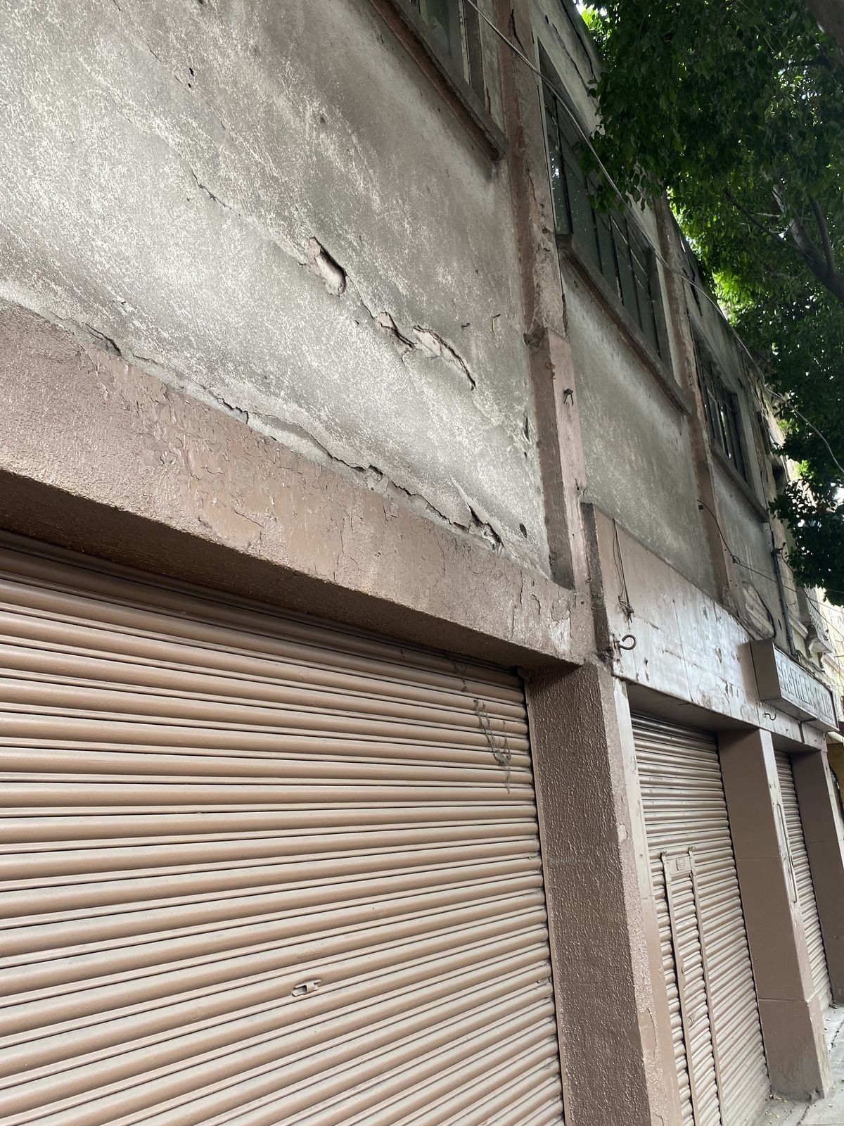 Actualmente 4 locales de doble altura al frente