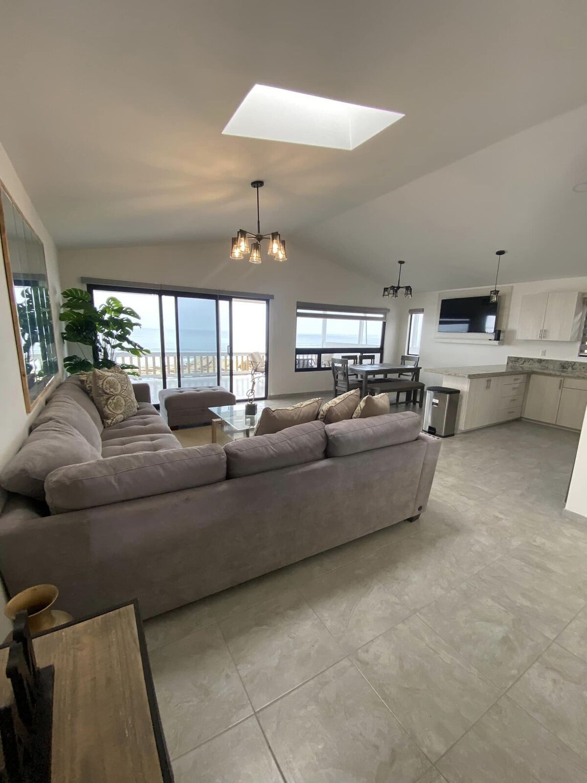 1 of 11: Vista a la Sala, Comedor y Cocina Integral