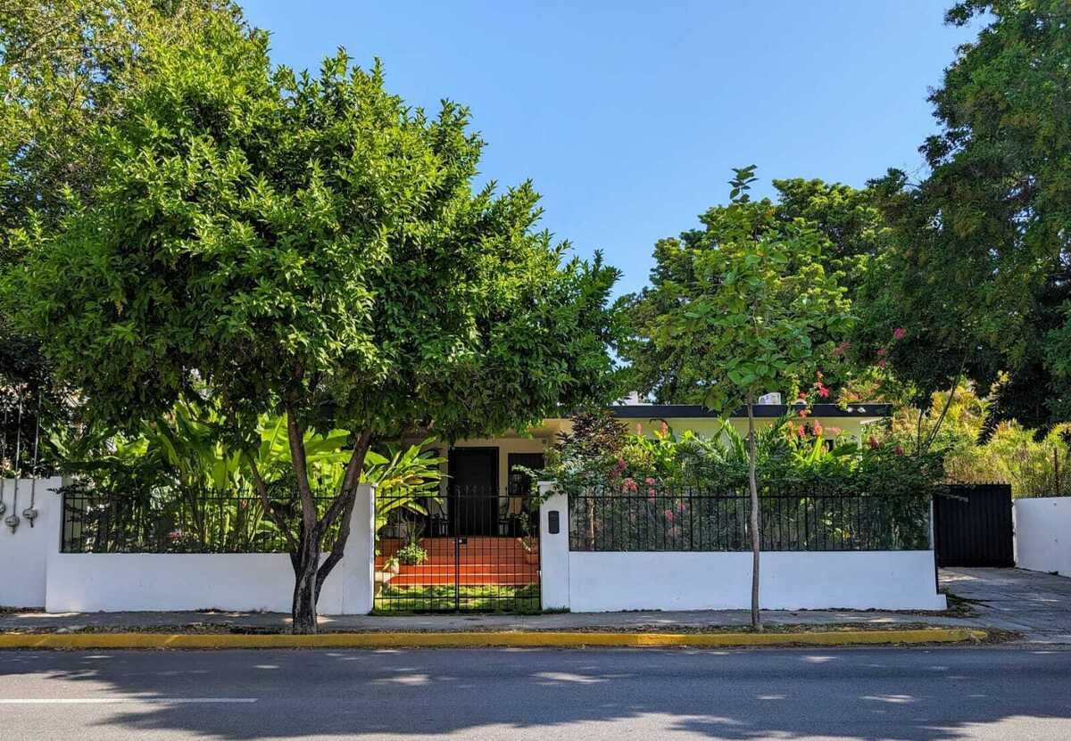 1 of 24: FACHADA SOBRE AV. COLÓN