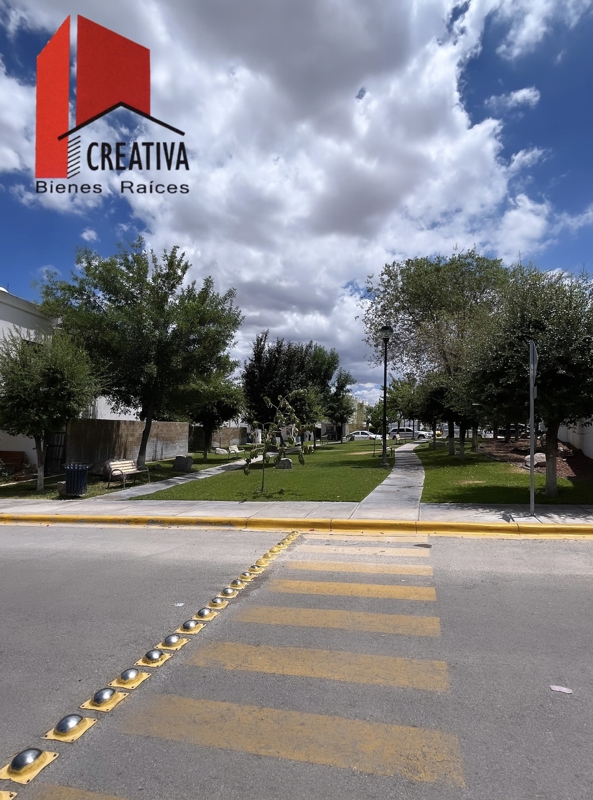 2 of 15: Frente a parque