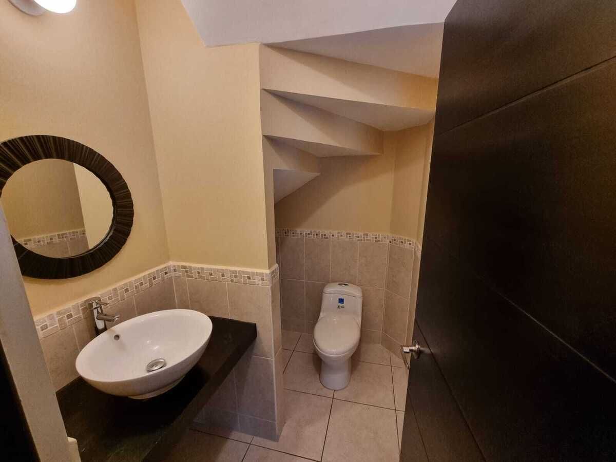 4 of 25: Baño de visitas