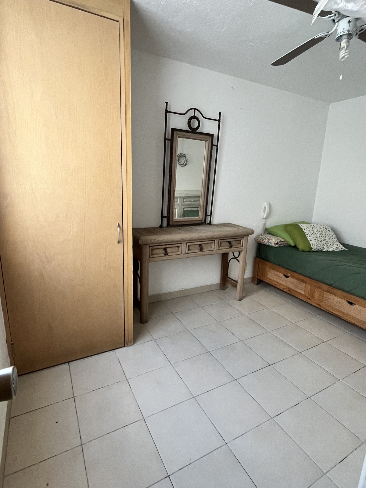 21 de 30: Cuarto de servicio con baño completo