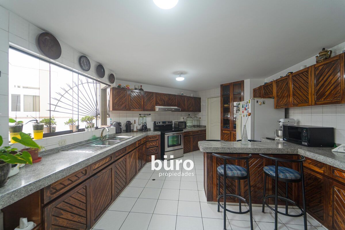 3 de 17: Cocina grande con isla