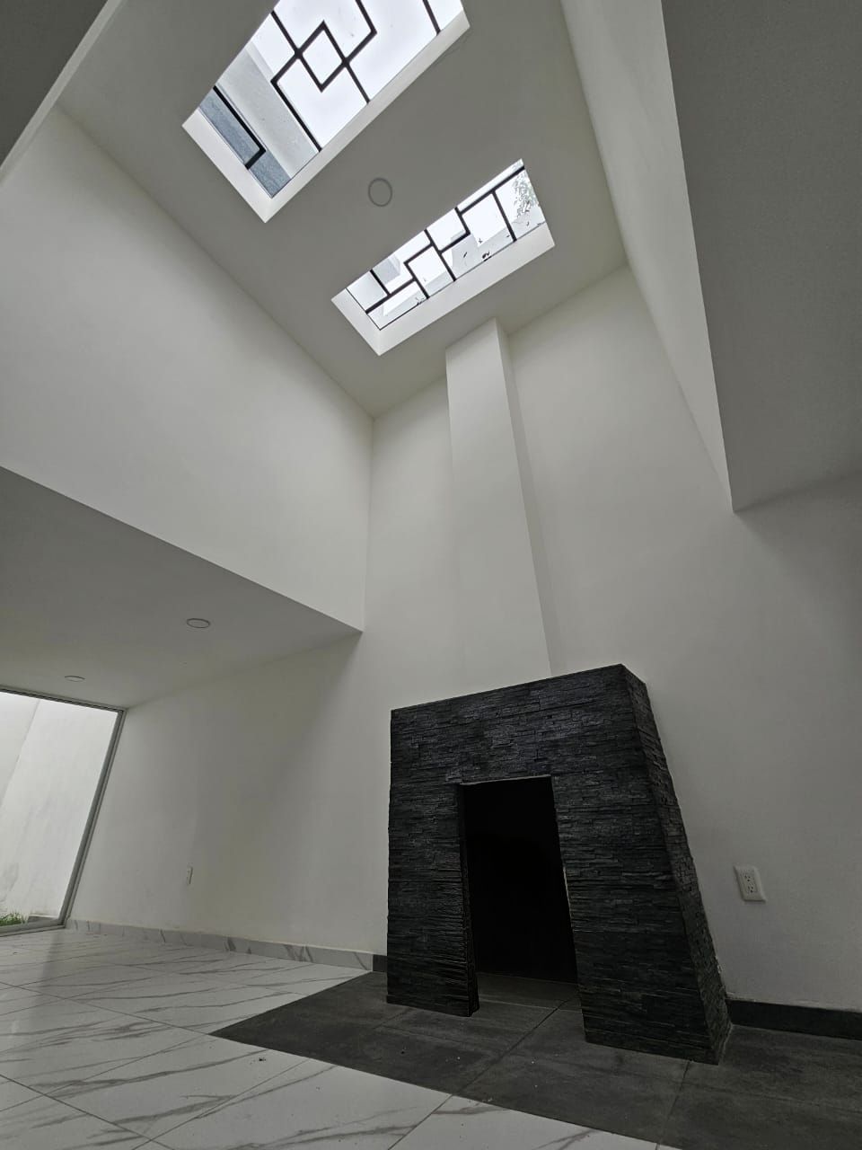 7 de 35: Chimenea en hall