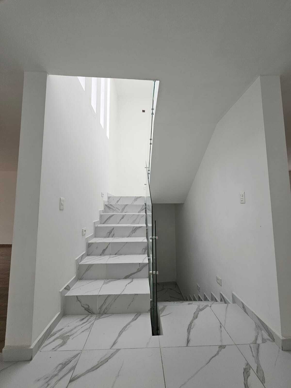 17 de 35: Escaleras 2do nivel