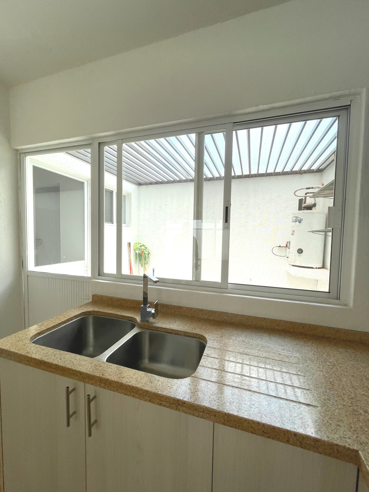 COCINA/AREA SERVICIO/CUARTO DE SERVICIO C BAÑO