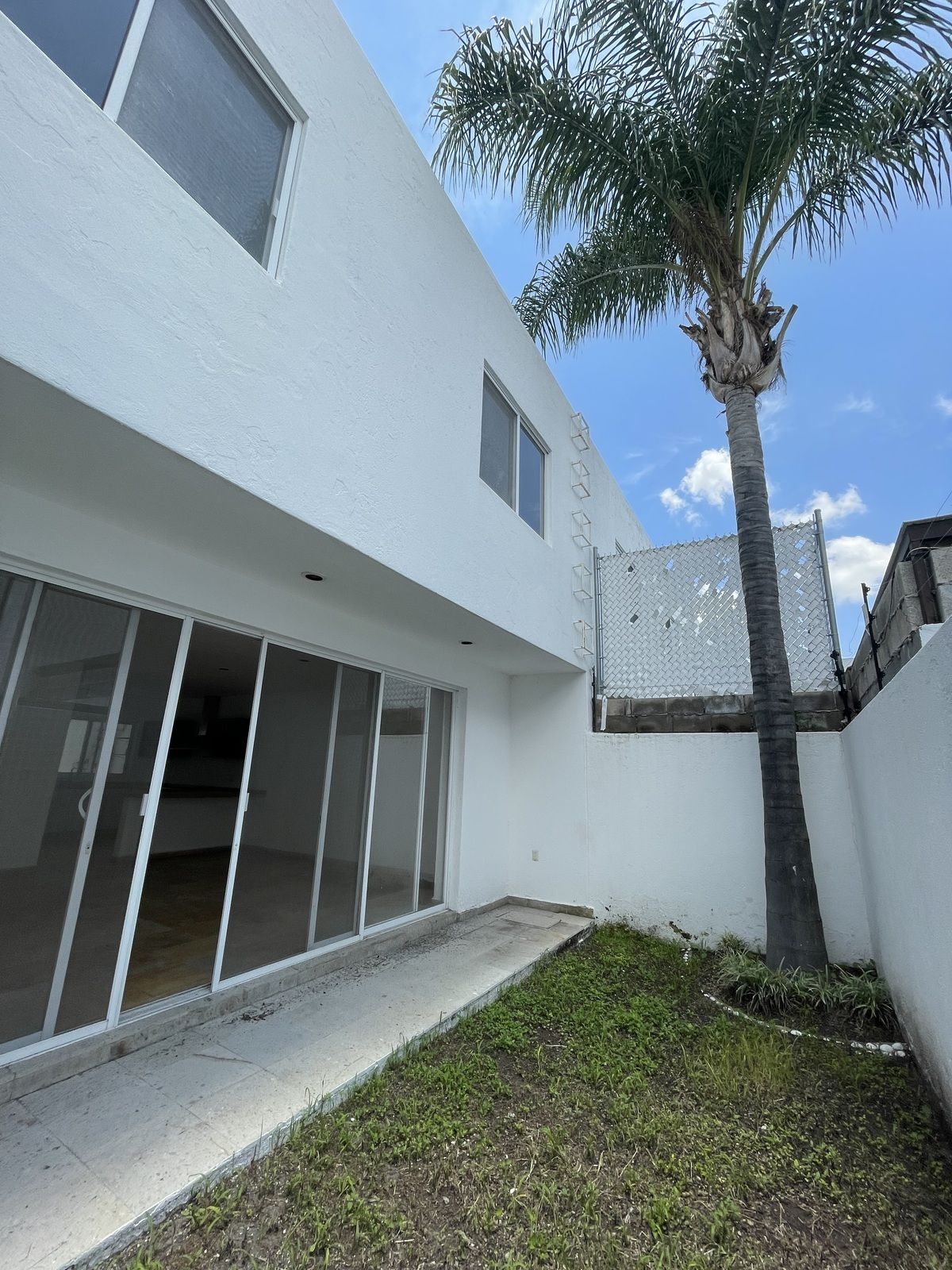 5 de 18: JARDIN FACHADA POSTERIOR