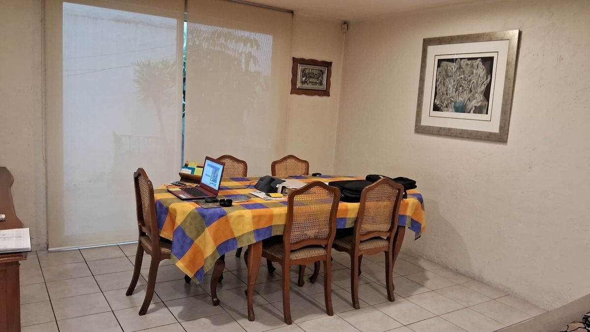Comedor con salida al patio y jardín