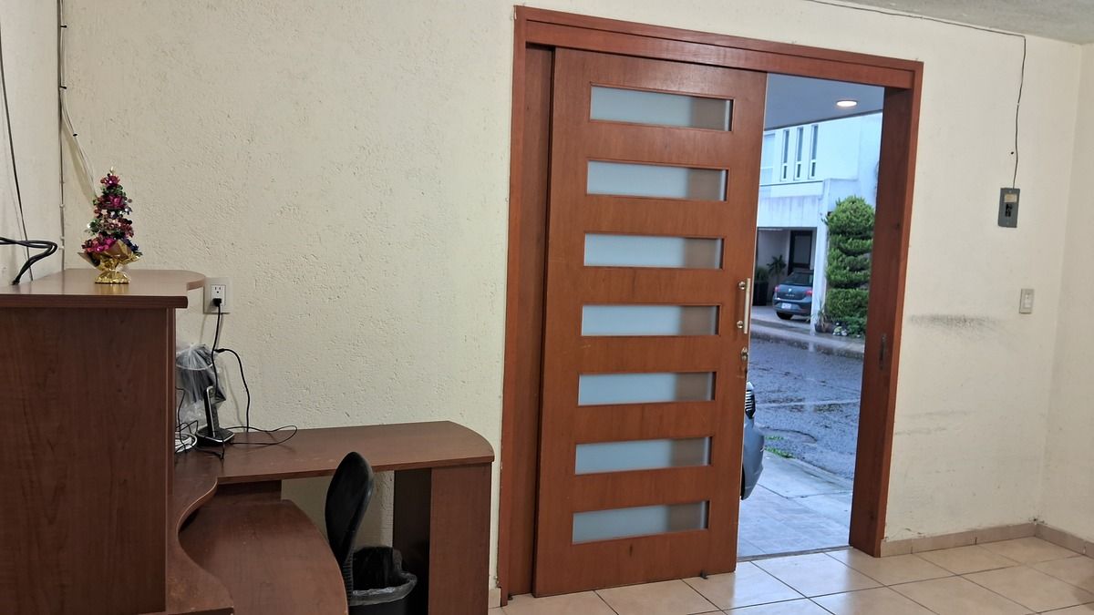 Estudio en planta baja con salida a cochera