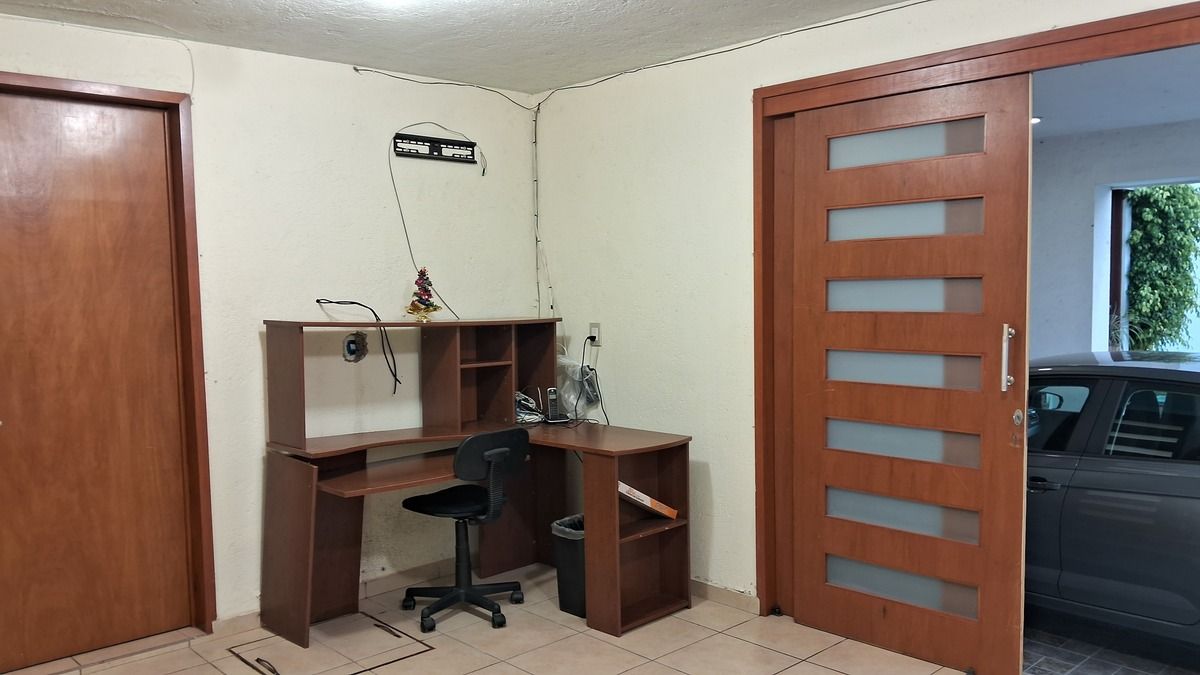 Estudio con acceso a la casa y por cochera