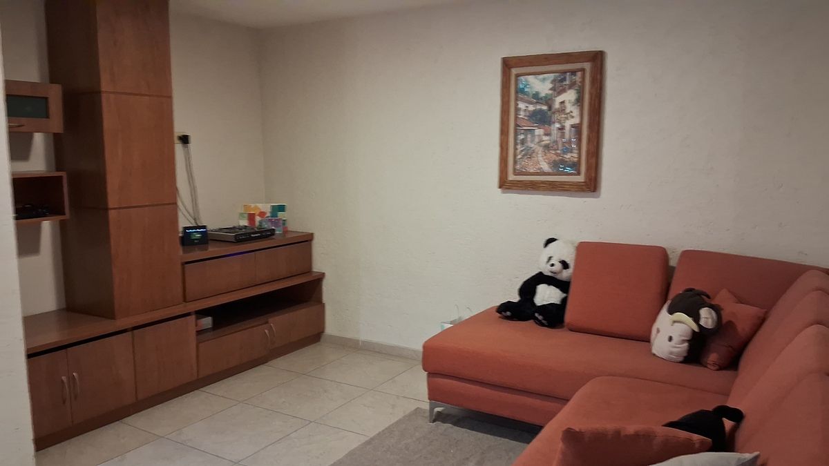 Sala de T.V. amplia con mueble de madera