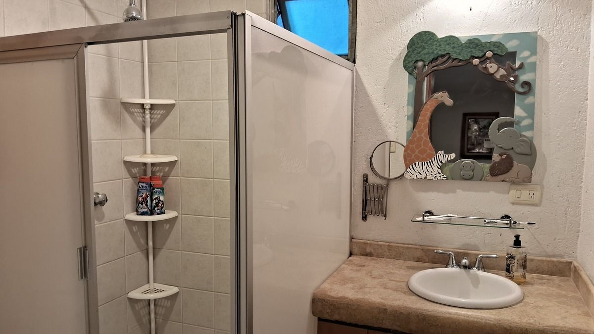 Baño completo que comparte sala T.V. y una recámara