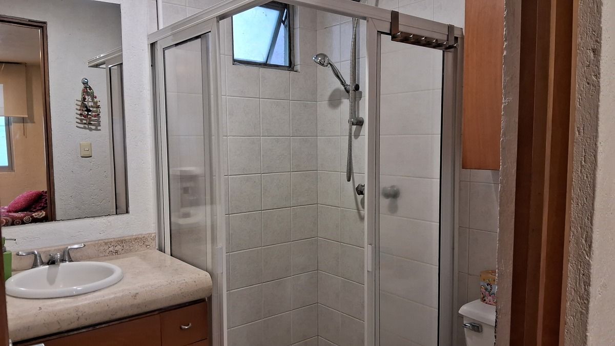 Baño completo en una recámara secundaria