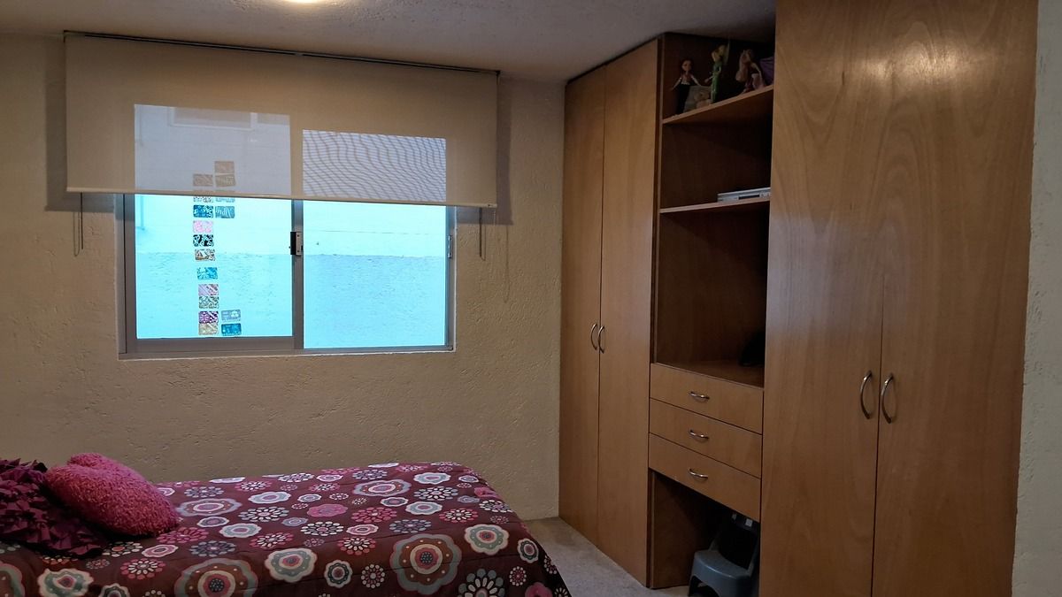 Recámara secundaria con baño completo y closet