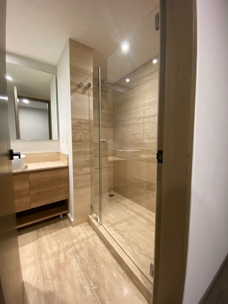 21 of 35: Baño recámara principal