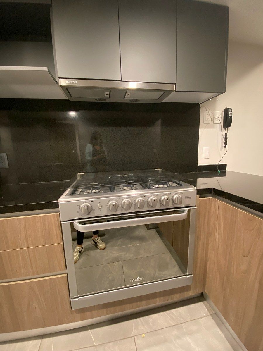 8 of 35: Estufa con horno