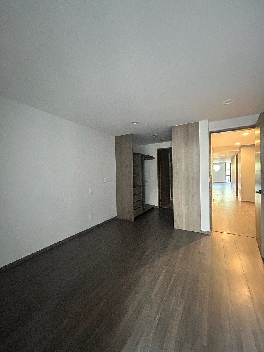 18 of 35: Closet vestidor