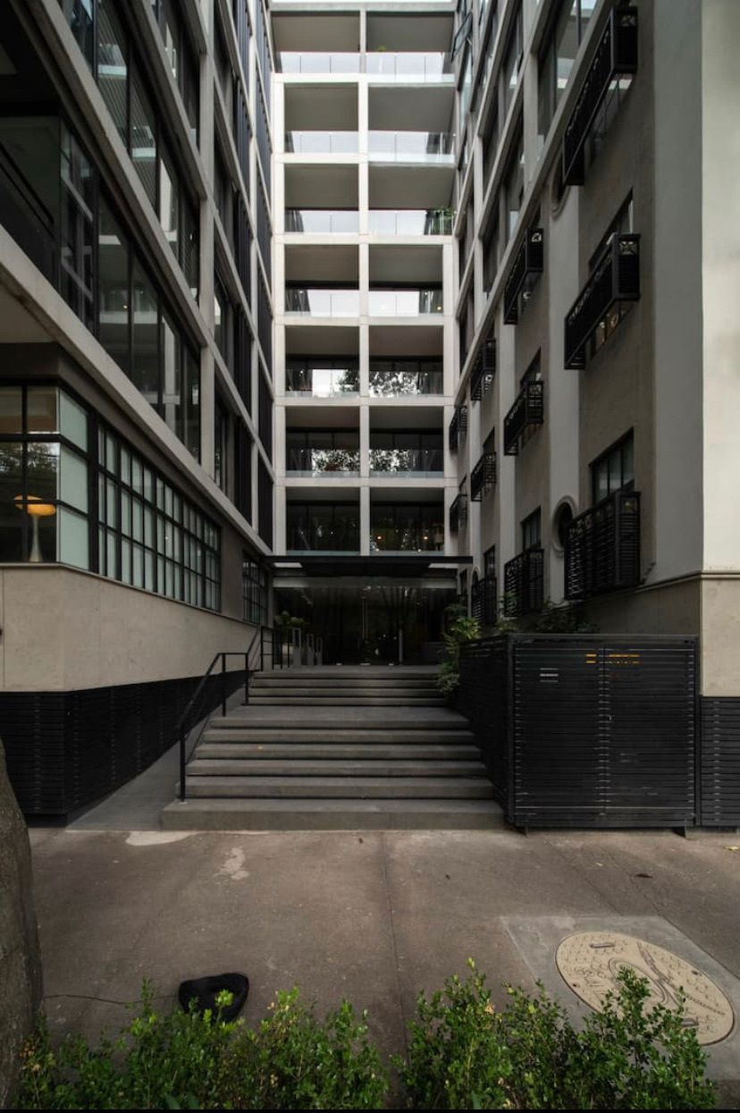 2 of 35: Acceso al edificio