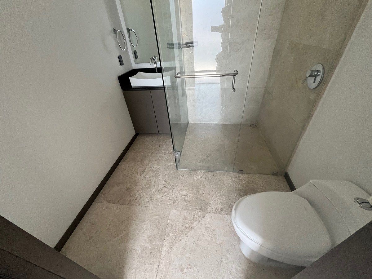 22 de 37: baño completo principal