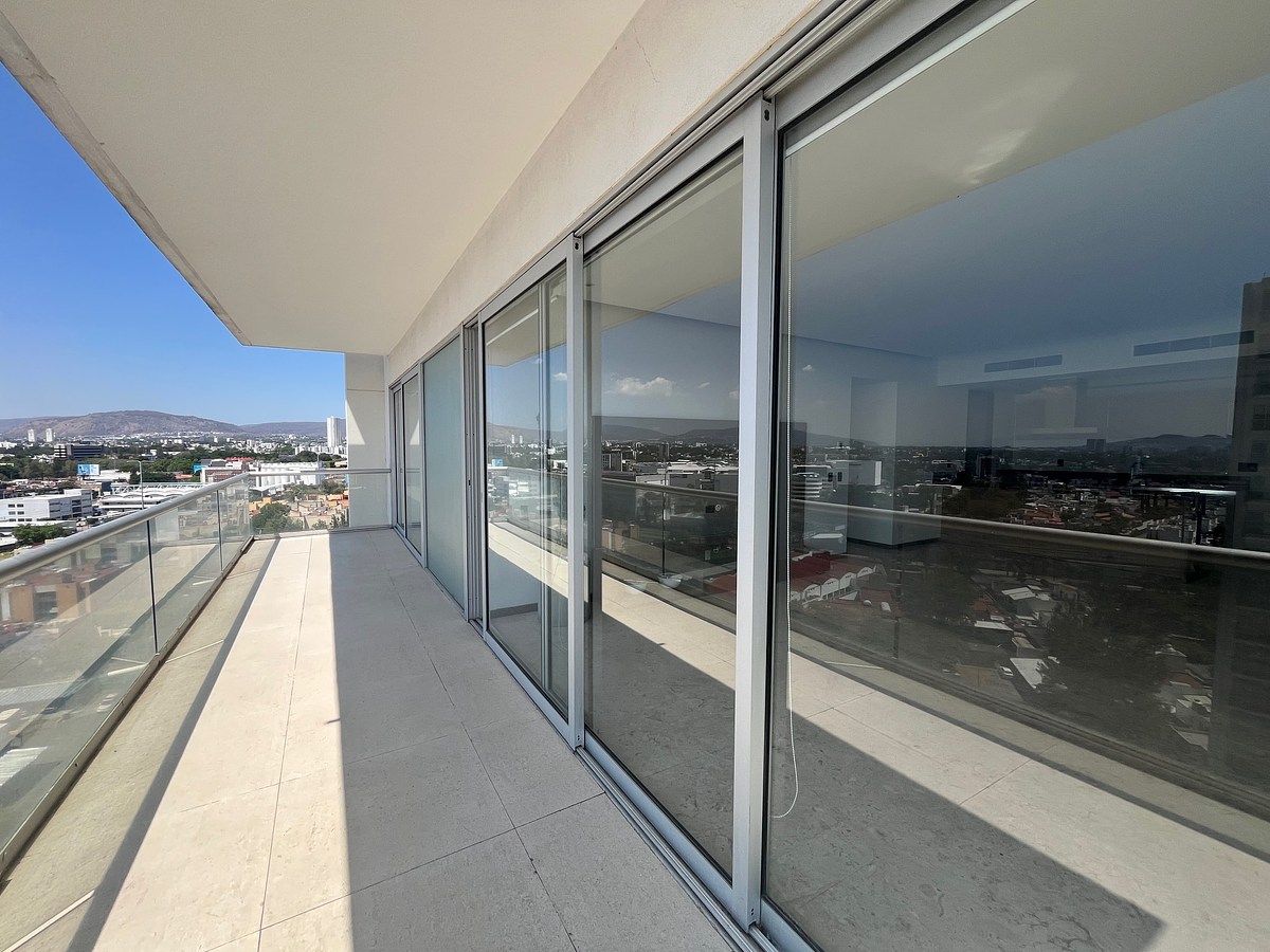 19 de 37: salida a balcón de recámara principal