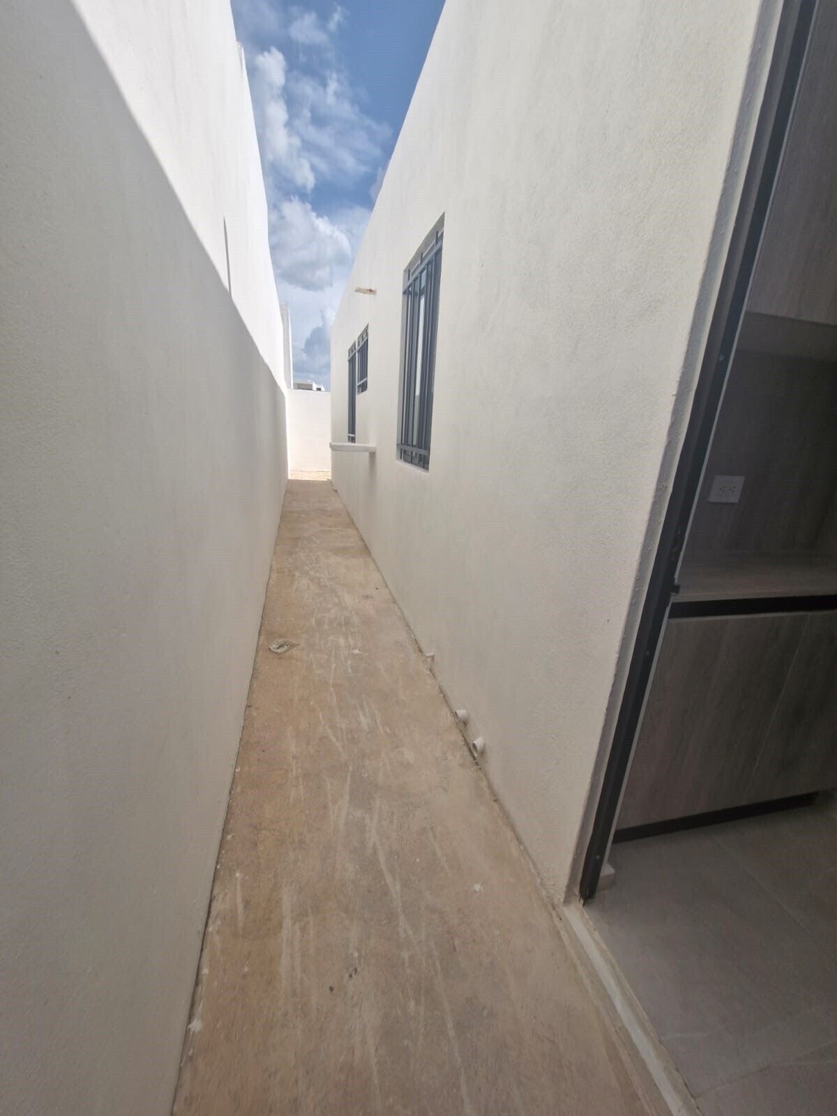 5 of 16: PASILLO EXTERIOR