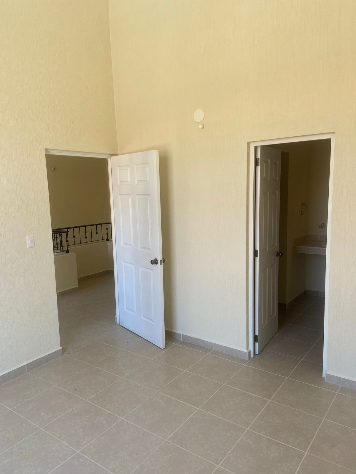 RECAMARA PRINCIPAL CON BAÑO Y VESTIDOR Y DOBLE ALTURA