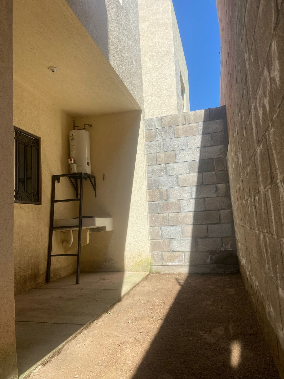 PATIO VISTA DESDE EL PASILLO