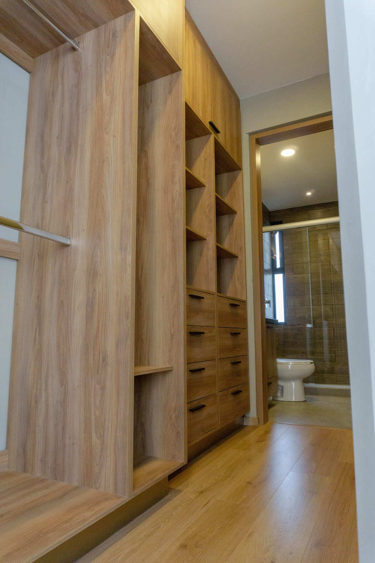 13 de 18: Vestidor y baño de recámara principal