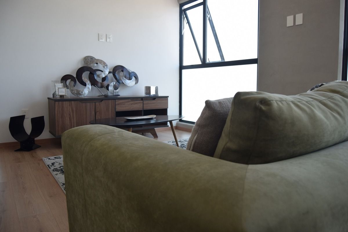 15 de 18: Sala con grandes ventanales que traspasan luz natural