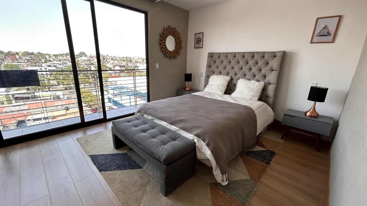 10 de 18: Espaciosa recámara principal con balcón y hermosa vista