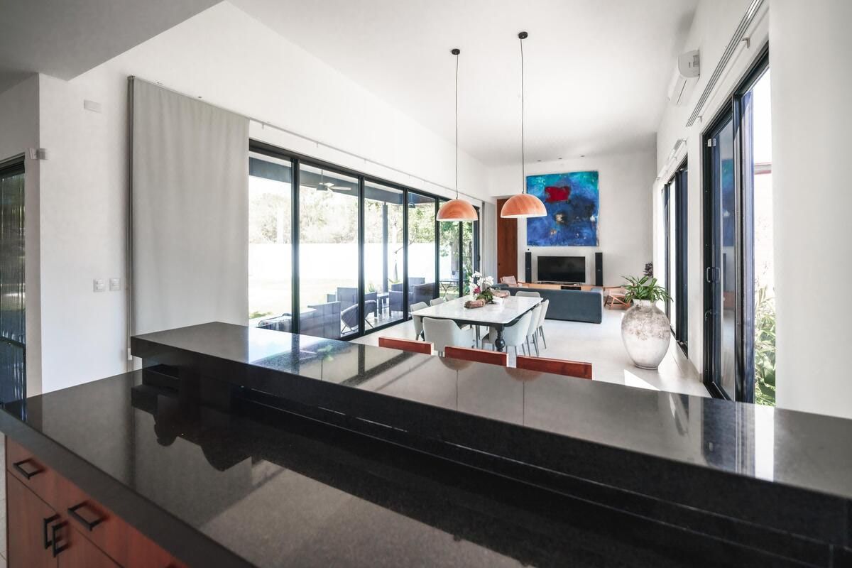RESIDENCIA AMUEBLADA EN VENTA, DE UNA PLANTA - foto 2