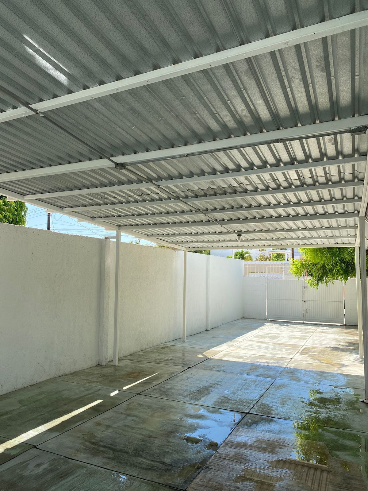 2 de 36: Cochera vista de adentro hacia el acceso