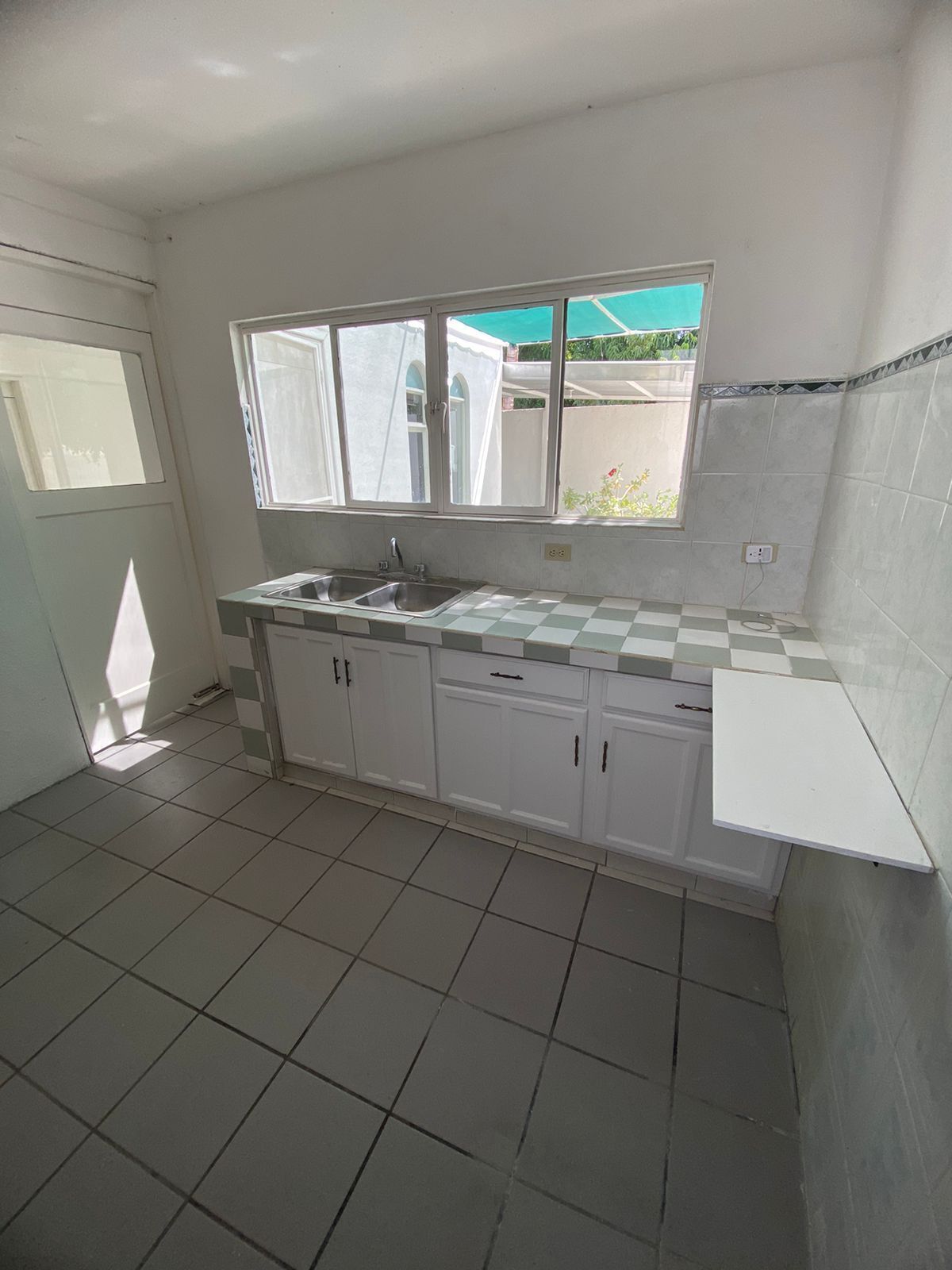 11 de 39: cocina con puerta de acceso al comedor