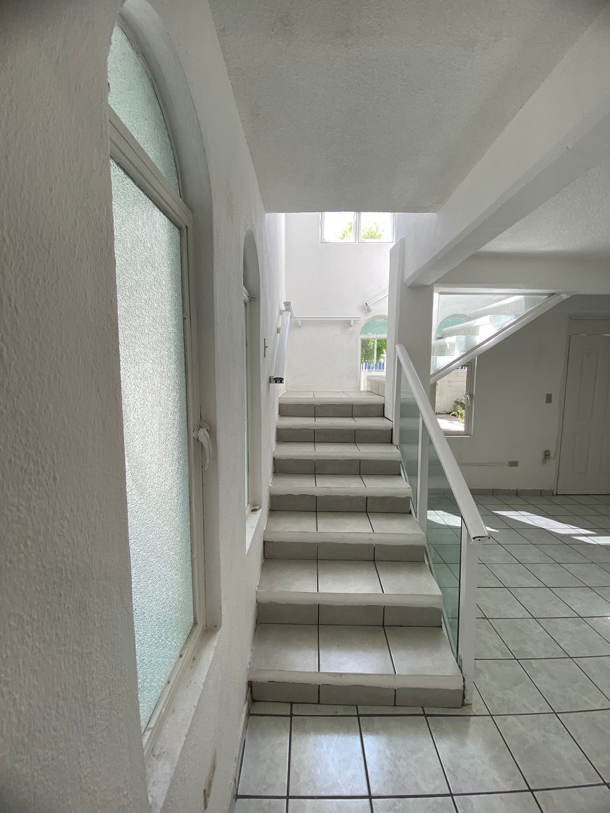 13 de 39: escalera de acceso a planta alta