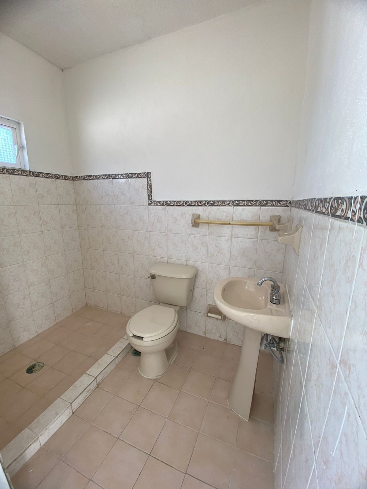 20 de 39: baño completo de segunda recamara planta alta