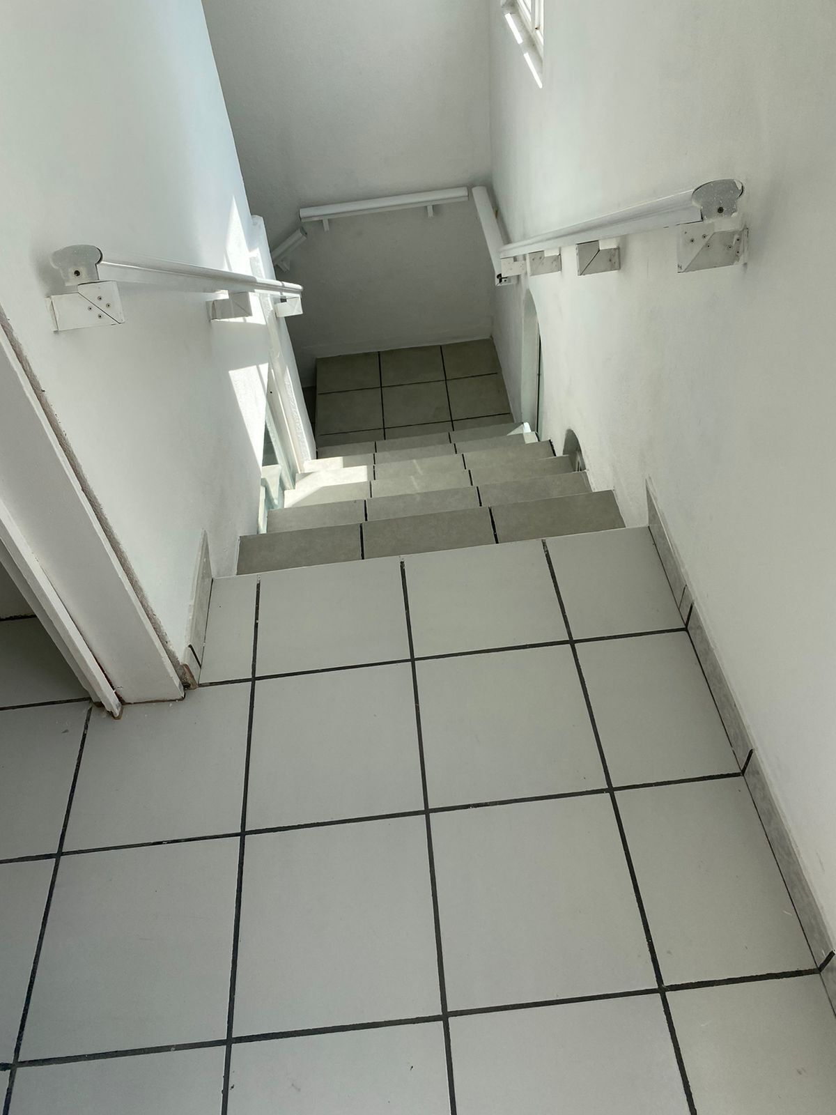 21 de 39: escaleras de bajada a planta baja