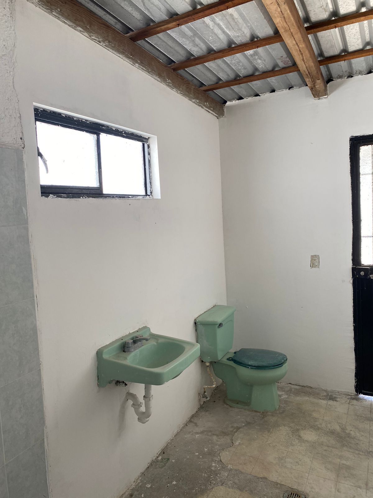 27 de 39: baño de la habitación al final del patio trasero
