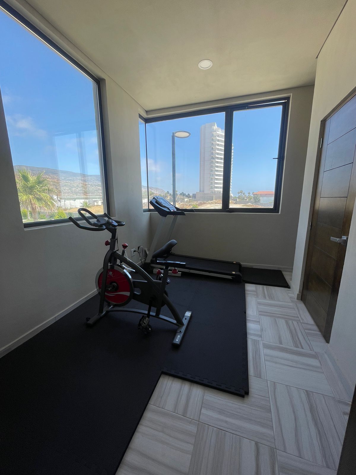 2 de 17: Cuarto de Gimnasio